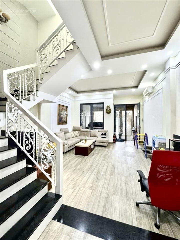 Nhà 3 tầng mới tinh xe hơi ngủ trong nhà tặng nội thất xịn sò 95m2 đường thông 10m