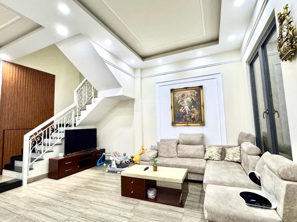 Nhà 3 tầng mới tinh xe hơi ngủ trong nhà tặng nội thất xịn sò 95m2 đường thông 10m