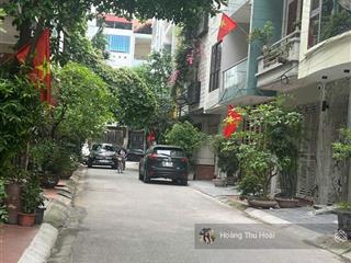 Chính chủ gửi bán gấp nhà kđt văn quán, vị trí đẹp ngay trung tâm, ô tô đỗ cửa, mặt tiền rộng 4,6m.