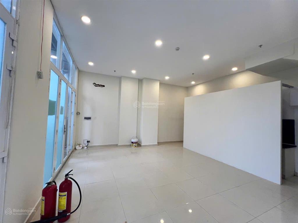 Ngợp ngân hàng bán gấp căn shophouse ngay lối vào sãnh chính chung cư, ngang 13m. tiện kinh doanh