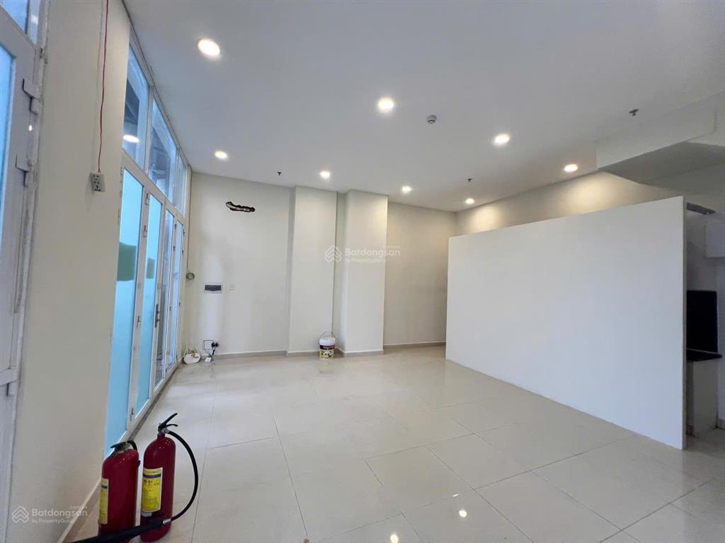 Ngợp ngân hàng bán gấp căn shophouse ngay lối vào sãnh chính chung cư, ngang 13m. tiện kinh doanh