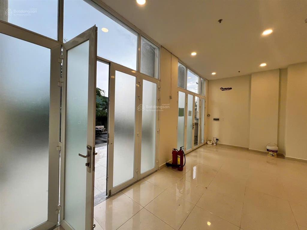 Ngợp ngân hàng bán gấp căn shophouse ngay lối vào sãnh chính chung cư, ngang 13m. tiện kinh doanh