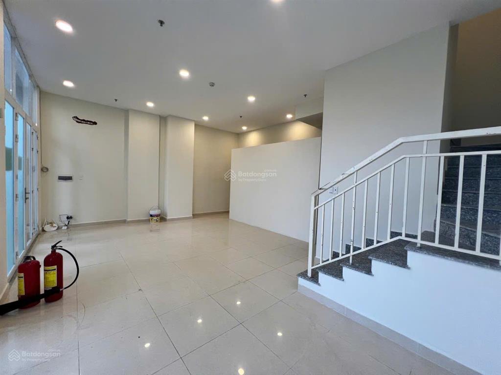 Ngợp ngân hàng bán gấp căn shophouse ngay lối vào sãnh chính chung cư, ngang 13m. tiện kinh doanh