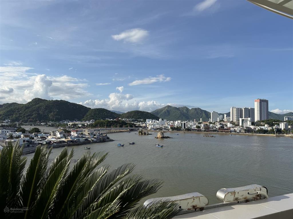 Cực hiếm căn hộ biển rộng 110m2, sân vườn 40m2, 2pn 2wc, full nội thất mới chỉ 7.1 tỷ