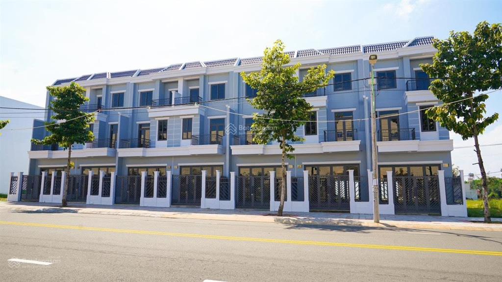 Shophouse thương mại, chiết khấu 1 tỷ, xây sẵn, sổ hoàn công, góp 4 năm 0% lãi suất, 50% nhận nhà