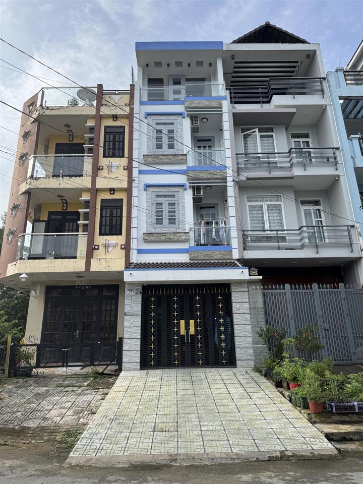 Chủ gửi bán căn nhà tâm huyết mt đường 20m. dt 4,5x18, xây dựng 3 tầng sân thượng.
