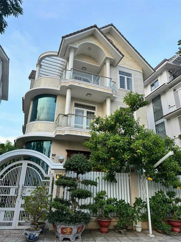 Cần bán gấp biệt thự kdc sadeco ven sông tân phong quận 7, dt 7x18m (126m2) có thang máy 21.5 tỷ