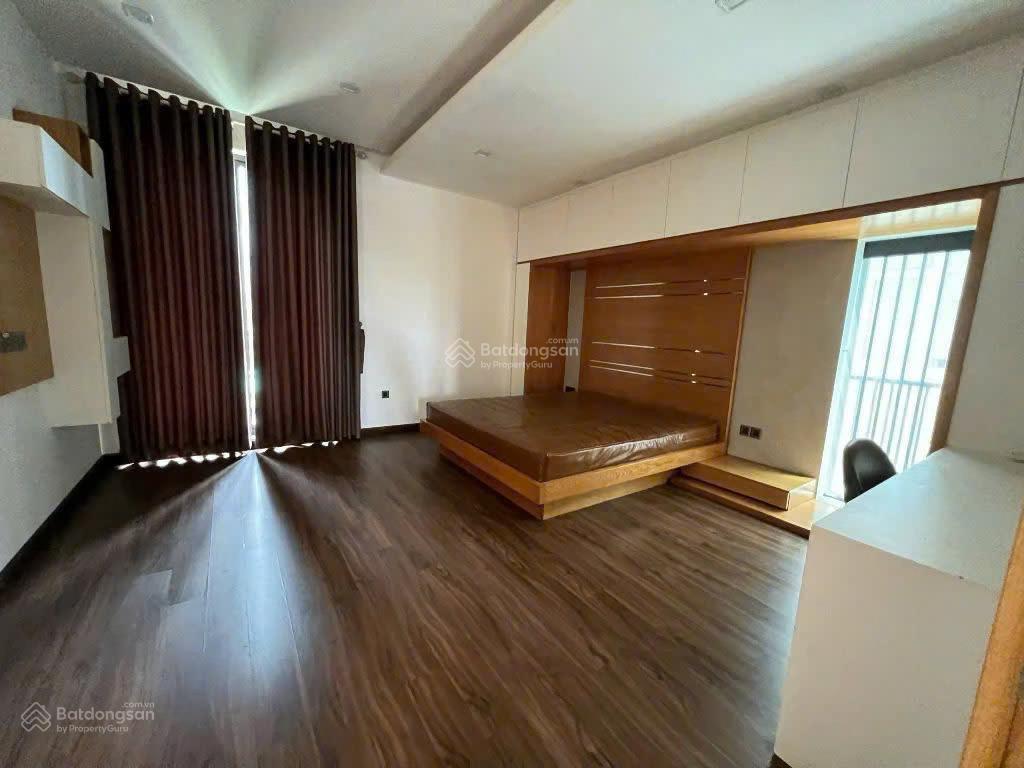 Cần bán gấp biệt thự kdc sadeco ven sông tân phong quận 7, dt 7x18m (126m2) có thang máy 21.5 tỷ