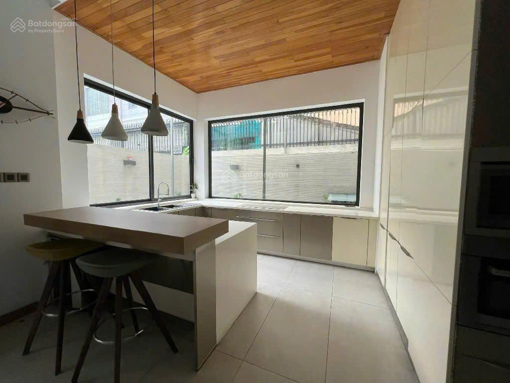 Cần bán gấp biệt thự kdc sadeco ven sông tân phong quận 7, dt 7x18m (126m2) có thang máy 21.5 tỷ
