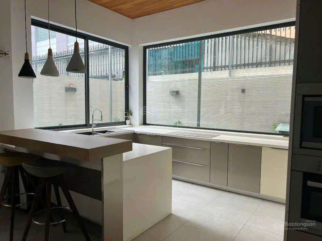Cần bán gấp biệt thự kdc sadeco ven sông tân phong quận 7, dt 7x18m (126m2) có thang máy 21.5 tỷ