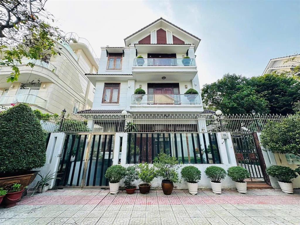 Cần bán gấp biệt thự kdc sadeco ven sông tân phong quận 7, dt 7x18m (126m2) có thang máy 21.5 tỷ