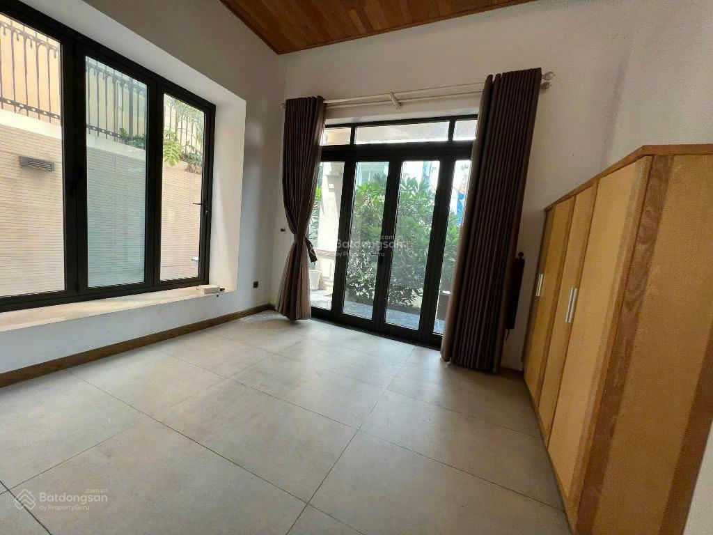 Cần bán gấp biệt thự kdc sadeco ven sông tân phong quận 7, dt 7x18m (126m2) có thang máy 21.5 tỷ