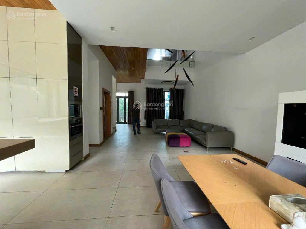 Cần bán gấp biệt thự kdc sadeco ven sông tân phong quận 7, dt 7x18m (126m2) có thang máy 21.5 tỷ
