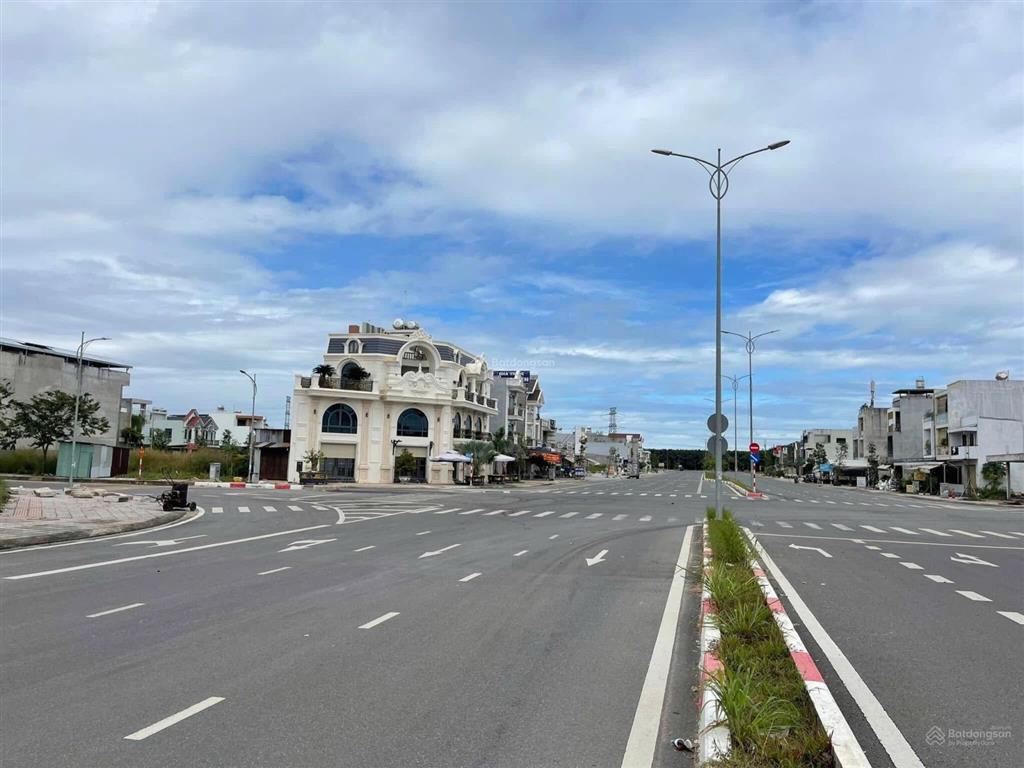 Đáo hạn ngân hàng  gia đình tôi bán gấp lô 125m2 giá 2ty8  đường 30m  đối diện chợ lộc an