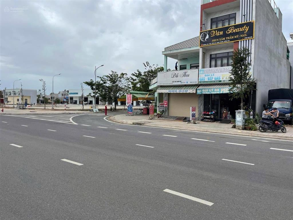 Đáo hạn ngân hàng  gia đình tôi bán gấp lô 125m2 giá 2ty8  đường 30m  đối diện chợ lộc an