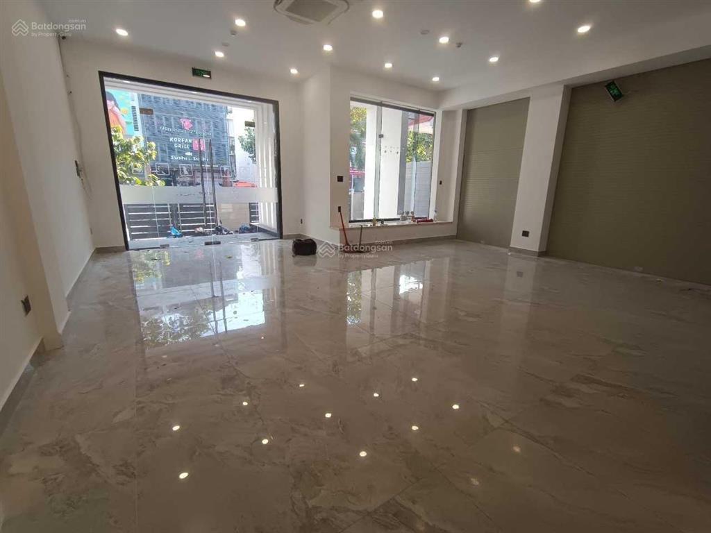 Cho thuê nhà mới mặt tiền 184a lê văn sỹ  ngang 6 mét  có hầm xe. vỉa hè rộng