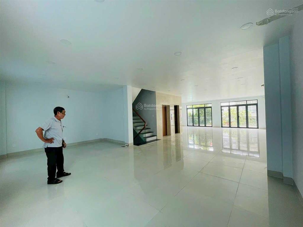 Cho thuê nhà 28a huỳnh đình hai, p24, bình thạnh, 4 lầu thang máy, dtsd 720m2, có pccc