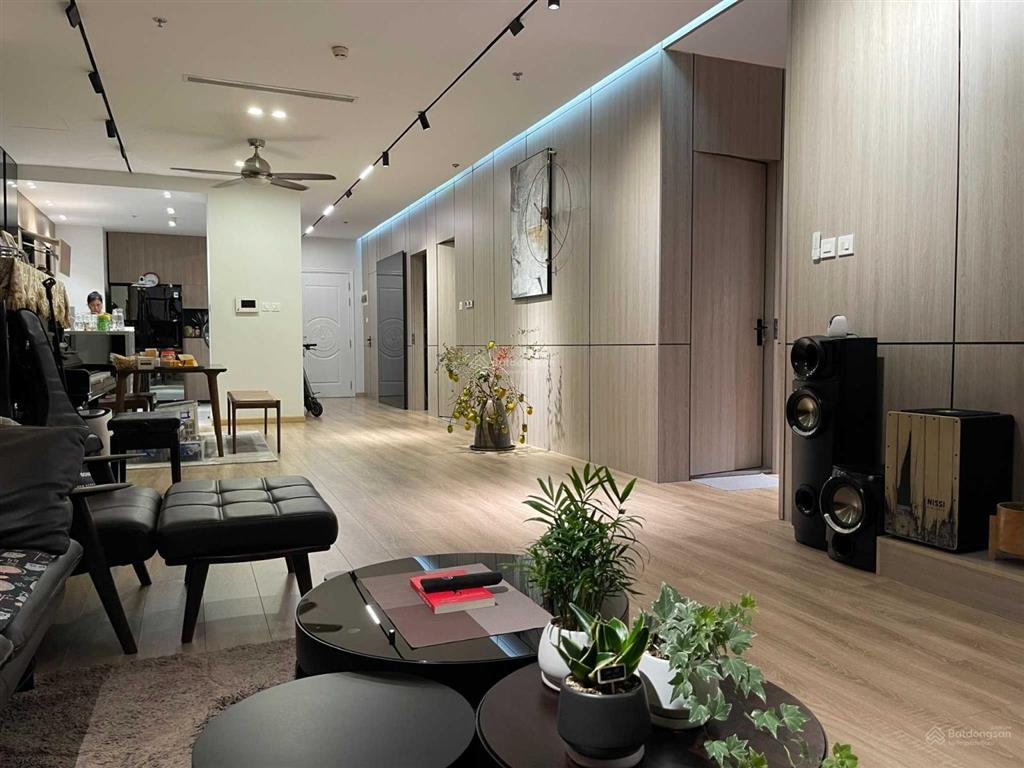 Chính chủ cho thuê căn hộ tại royal city, 3pn, 136m2, 19 triệu, nội thất full,  0365 691 ***