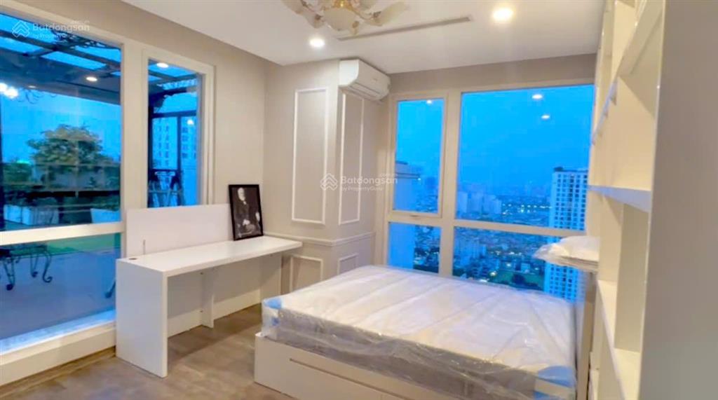 Chính chủ cho thuê gấp căn hộ tại royal city, 237m2 sân vườn + 173.5m2 căn hộ,  0365 691 ***
