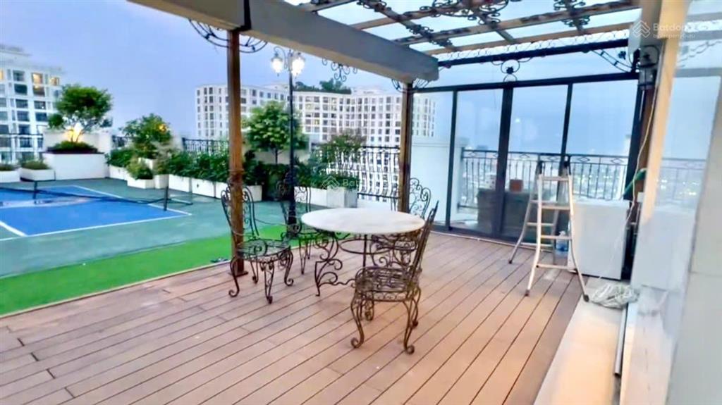 Chính chủ cho thuê gấp căn hộ tại royal city, 237m2 sân vườn + 173.5m2 căn hộ,  0365 691 ***