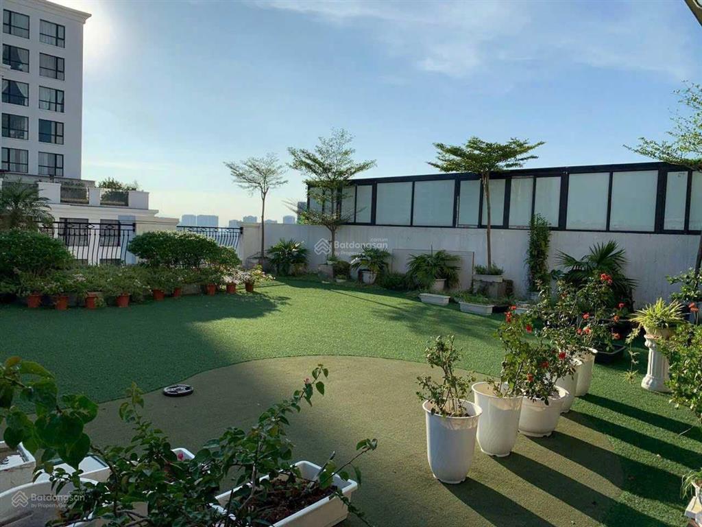 Chính chủ cho thuê gấp căn hộ tại royal city, 237m2 sân vườn + 173.5m2 căn hộ,  0365 691 ***