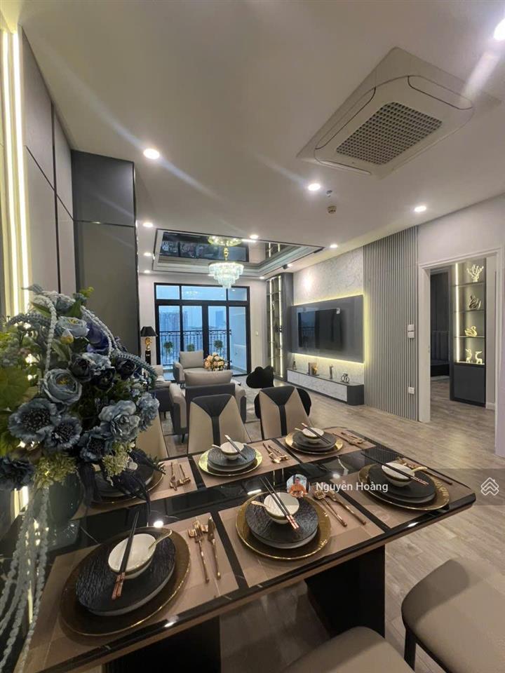 Bán gấp căn hộ tại royal city, 3pn, 131m2, 13.7 tỷ.  0365 691 ***