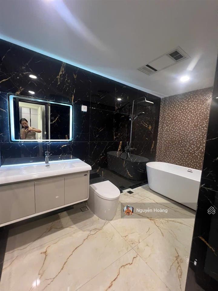 Bán gấp căn hộ tại royal city, 3pn, 131m2, 13.7 tỷ.  0365 691 ***