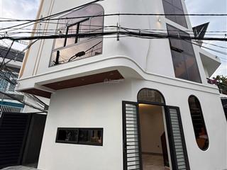 Giá 5,5tỷ bán nhà 3 tầng full nội thất  góc 3 mặt tiền trung tâm tp. nha trang đường oto,