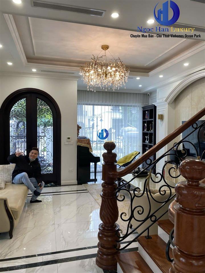 Bán biệt thự sao biển. dt 141m2, 4t, full đồ, có thang máy, gần hồ 24,5ha. giá 28 tỷ