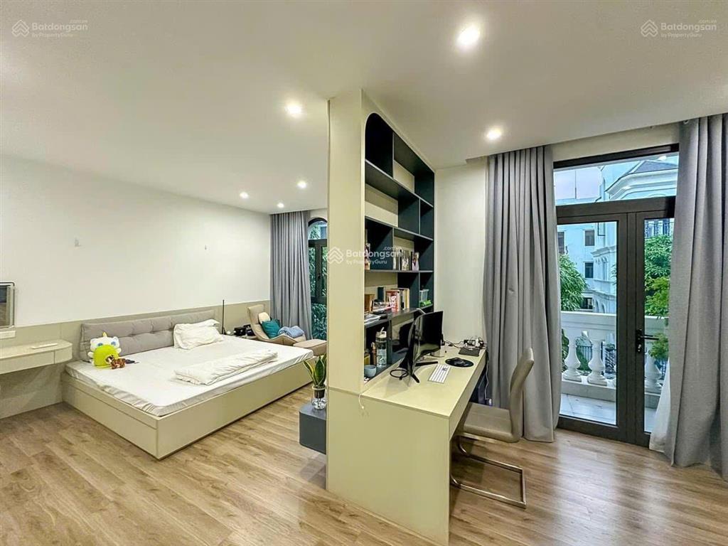 Bán biệt thự sao biển. dt 141m2, 4t, full đồ, có thang máy, gần hồ 24,5ha. giá 28 tỷ