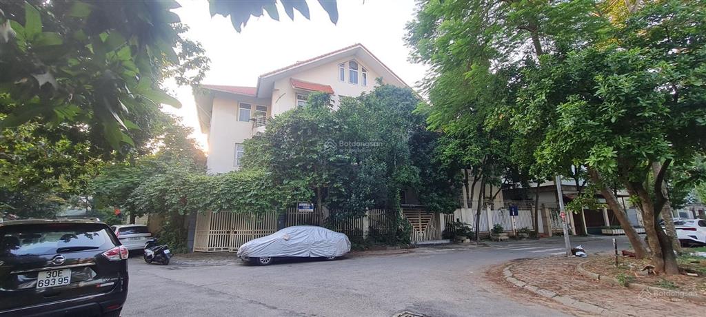 Bán bt lô góc 180m vuông làng việt kiều mỗ lao hà đông.