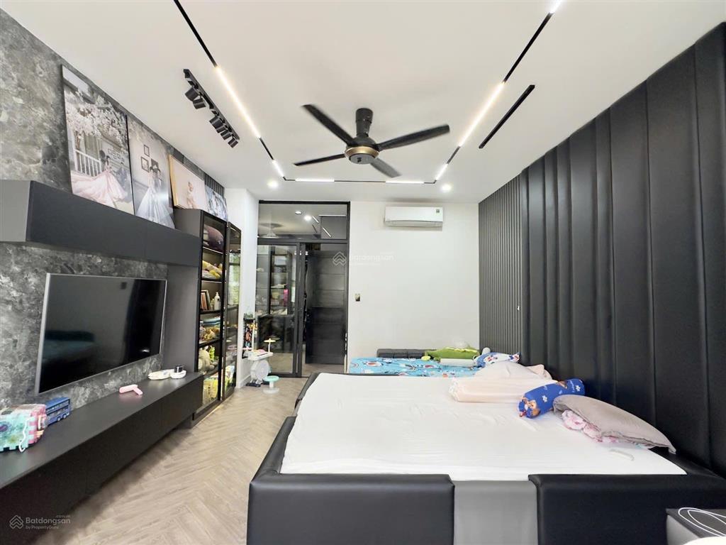 Giảm 2 tỷ  chủ ngộp bank bán gấp  còn 9.9tỷ  70m2  nhà đẹp bao đầu tư.