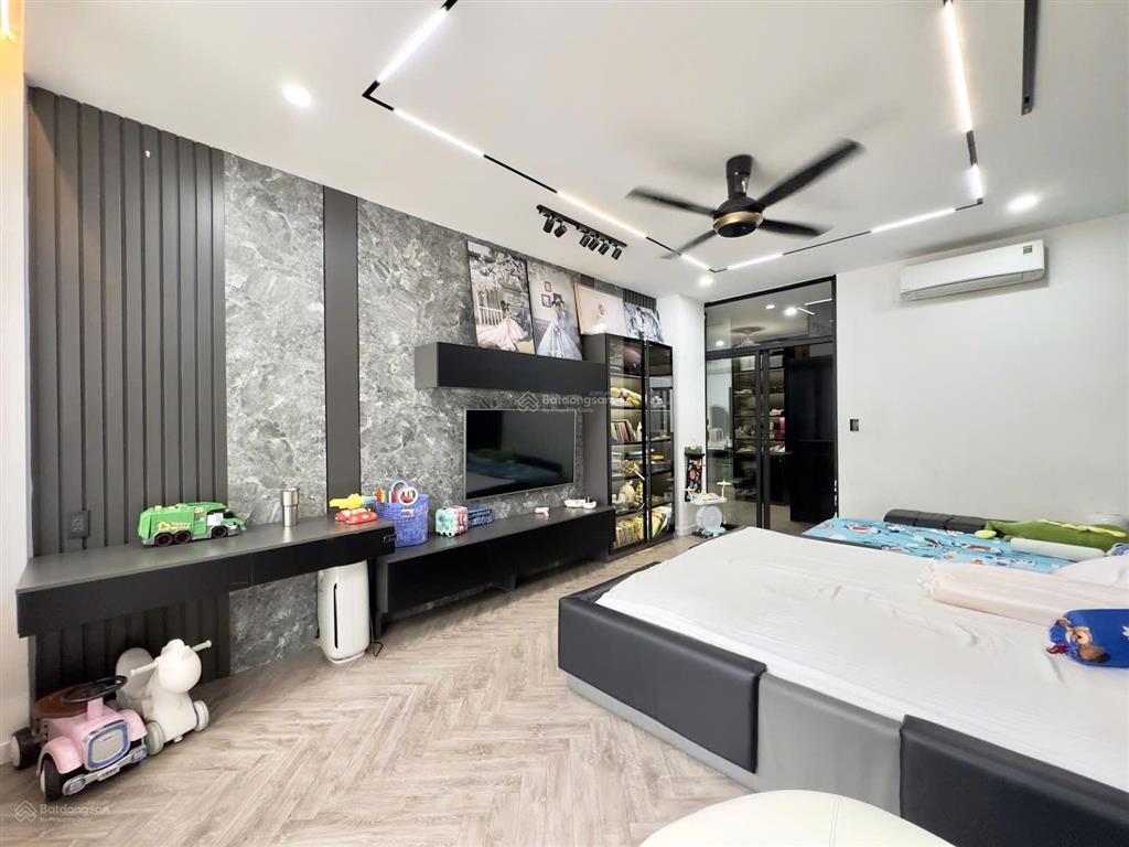 Giảm 2 tỷ  chủ ngộp bank bán gấp  còn 9.9tỷ  70m2  nhà đẹp bao đầu tư.