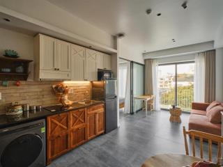 Cho thuê căn hộ 1 phòng ngủ + 1pk 45  50m2 full nội thất, có ban công khu vực trung tâm pn giáp q3