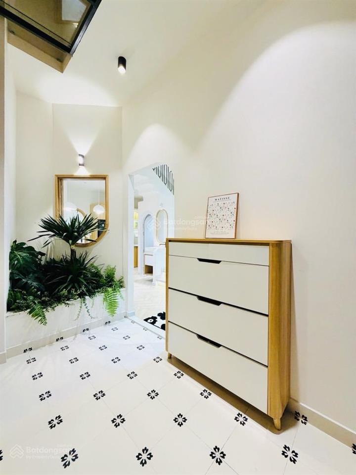 Bán nhà nhỉnh 4tỷ nhà mới đẹp full nội thất ngang 5,7m,sát hxh có phòng ngủ tầng trệt,sân đậu xe..