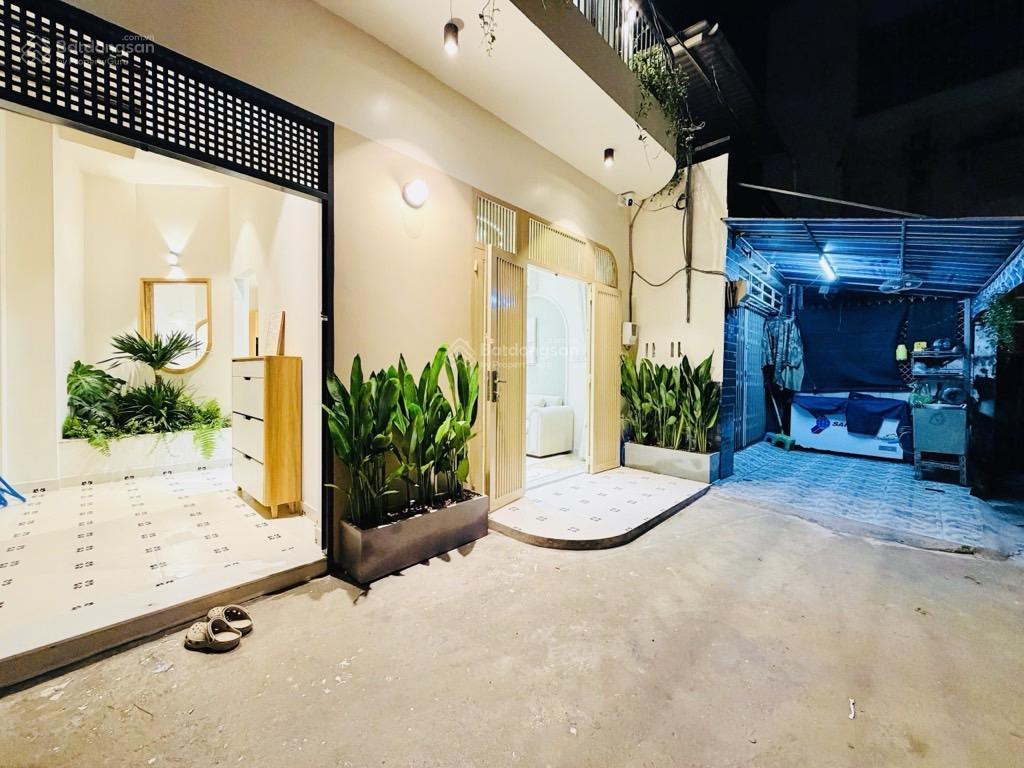Bán nhà nhỉnh 4tỷ nhà mới đẹp full nội thất ngang 5,7m,sát hxh có phòng ngủ tầng trệt,sân đậu xe..