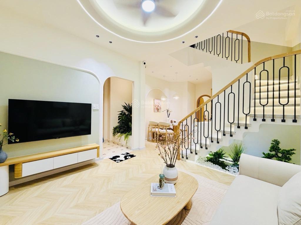Bán nhà nhỉnh 4tỷ nhà mới đẹp full nội thất ngang 5,7m,sát hxh có phòng ngủ tầng trệt,sân đậu xe..