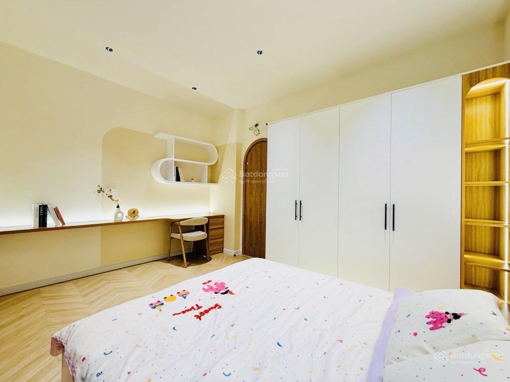 Bán nhà nhỉnh 4tỷ nhà mới đẹp full nội thất ngang 5,7m,sát hxh có phòng ngủ tầng trệt,sân đậu xe..