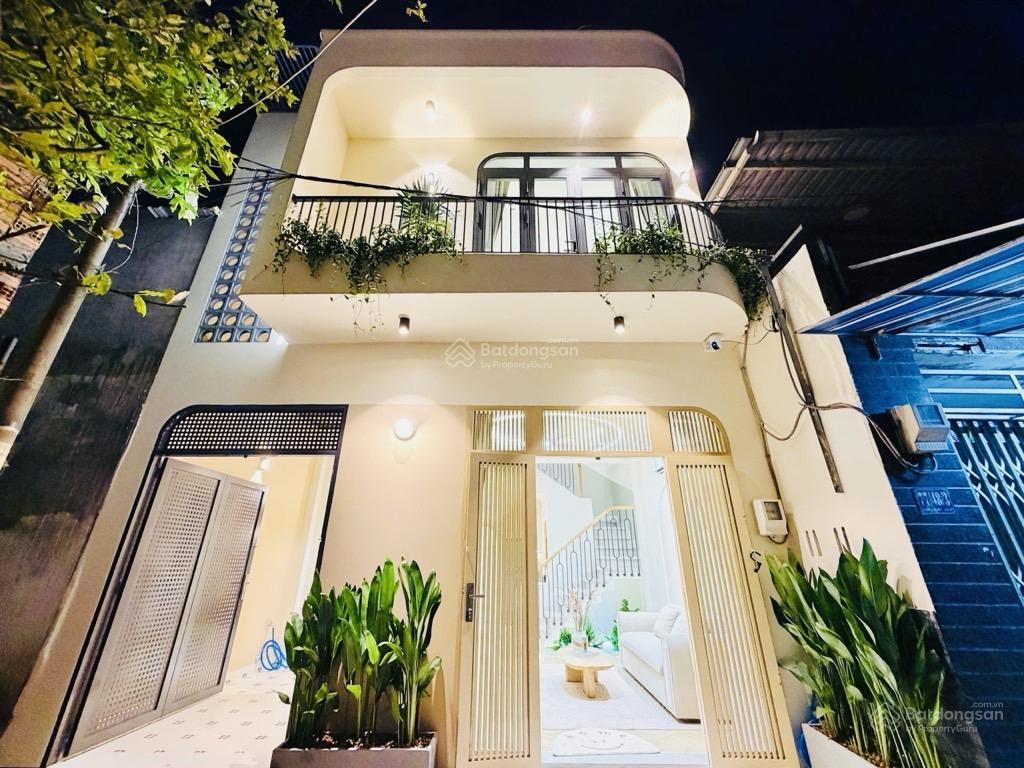 Bán nhà nhỉnh 4tỷ nhà mới đẹp full nội thất ngang 5,7m,sát hxh có phòng ngủ tầng trệt,sân đậu xe..