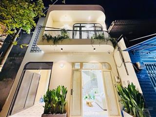 Bán nhà nhỉnh 4tỷ nhà mới đẹp full nội thất ngang 5,7m,sát hxh có phòng ngủ tầng trệt,sân đậu xe..