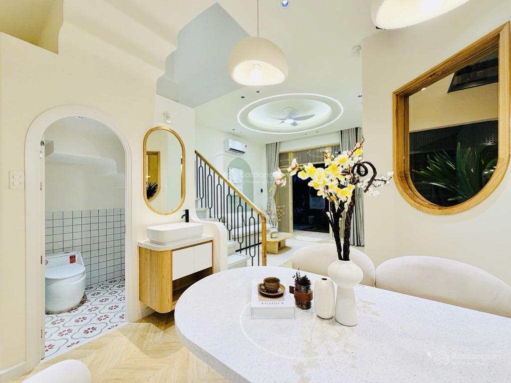 Bán nhà nhỉnh 4tỷ nhà mới đẹp full nội thất ngang 5,7m,sát hxh có phòng ngủ tầng trệt,sân đậu xe..