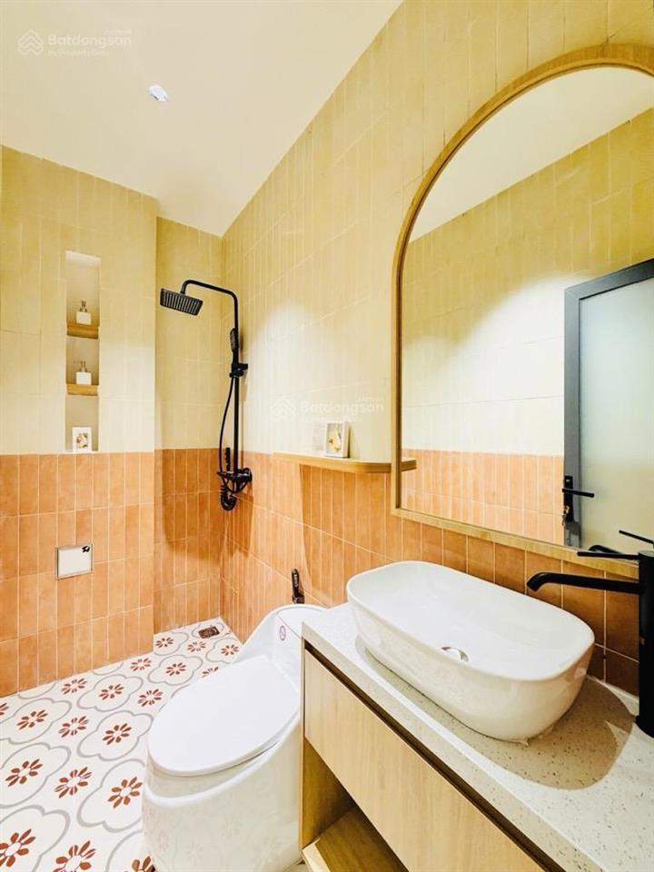 Bán nhà nhỉnh 4tỷ nhà mới đẹp full nội thất ngang 5,7m,sát hxh có phòng ngủ tầng trệt,sân đậu xe..