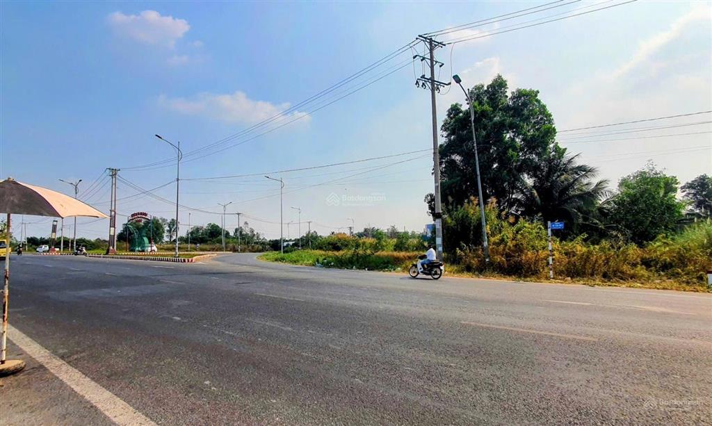 Cho thuê hơn 2400m2 đất góc ngã 3 tuyến tránh, phường vĩnh hiệp cũ, rạch giá, kiên giang