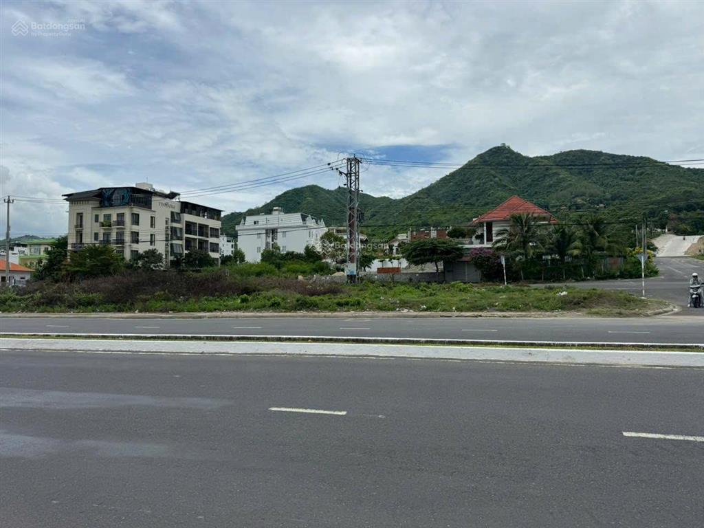 Bán đất biệt thự mặt tiền phạm văn đồng dt 335,3m3 ngang 10m, cách bãi tắm biển 500m, giá 70tr/m2