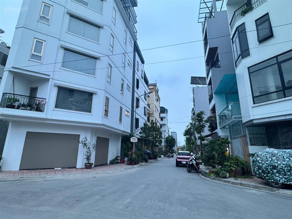 Bán đất tặng nhà dân xây 95m phố cổ linh, long biên  gần eaon  đường 10m vỉa hè nhỉnh 18 tỷ.