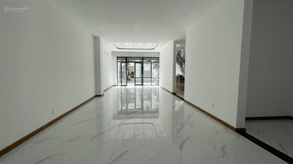 Cho thuê tầng làm văn phòng 6 triệu  49m2 tại vinhomes grand park.  0828 030 *** thiện