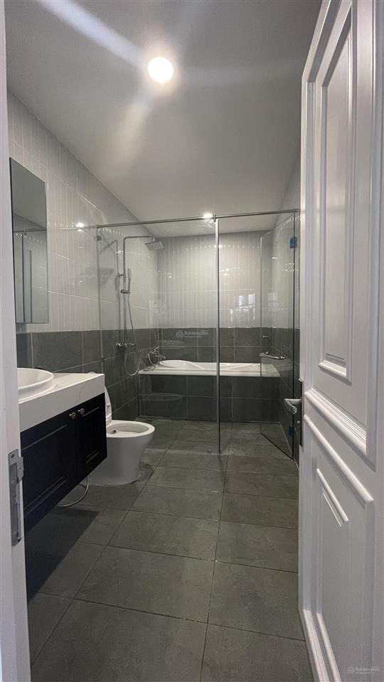 Cho thuê tầng làm văn phòng 6 triệu  49m2 tại vinhomes grand park.  0828 030 *** thiện