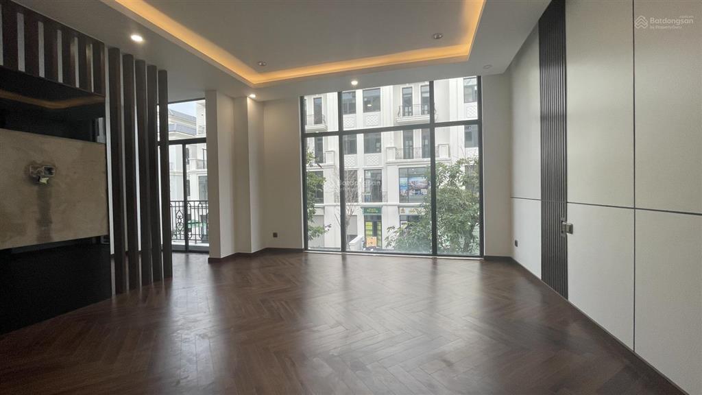 Cho thuê tầng làm văn phòng 6 triệu  49m2 tại vinhomes grand park.  0828 030 *** thiện