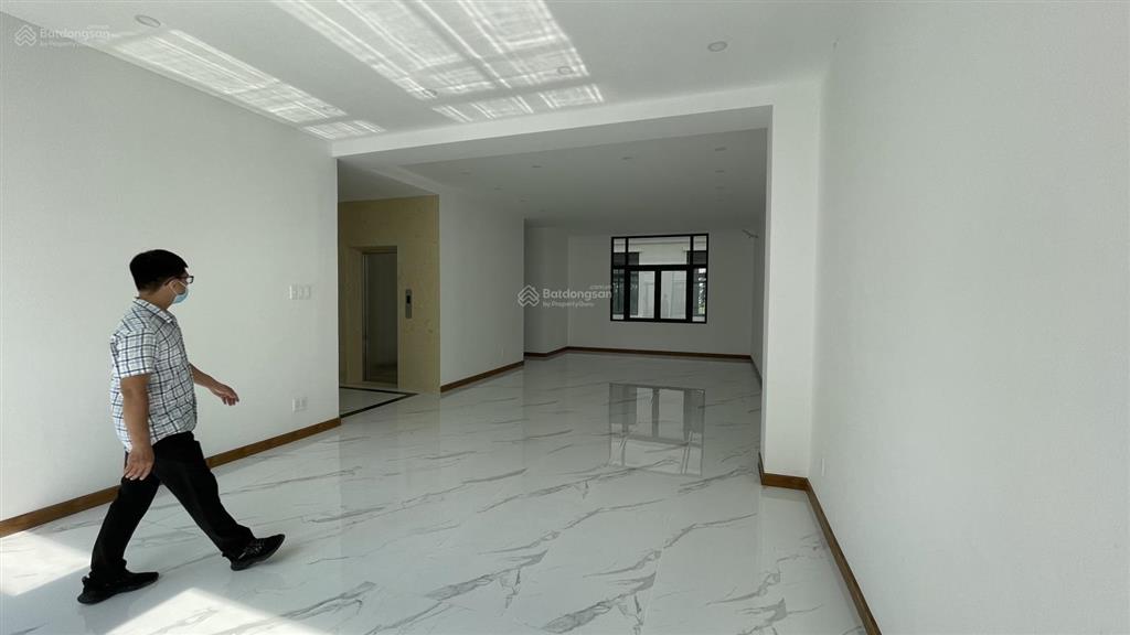 Cho thuê tầng làm văn phòng 6 triệu  49m2 tại vinhomes grand park.  0828 030 *** thiện