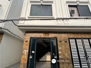 Nhà 3 tầng 33m2, mặt ngõ thông, ô tô đỗ ngày đêm, tiện đường ra xe bus chúc sơn, giá chỉ 2.75 tỷ